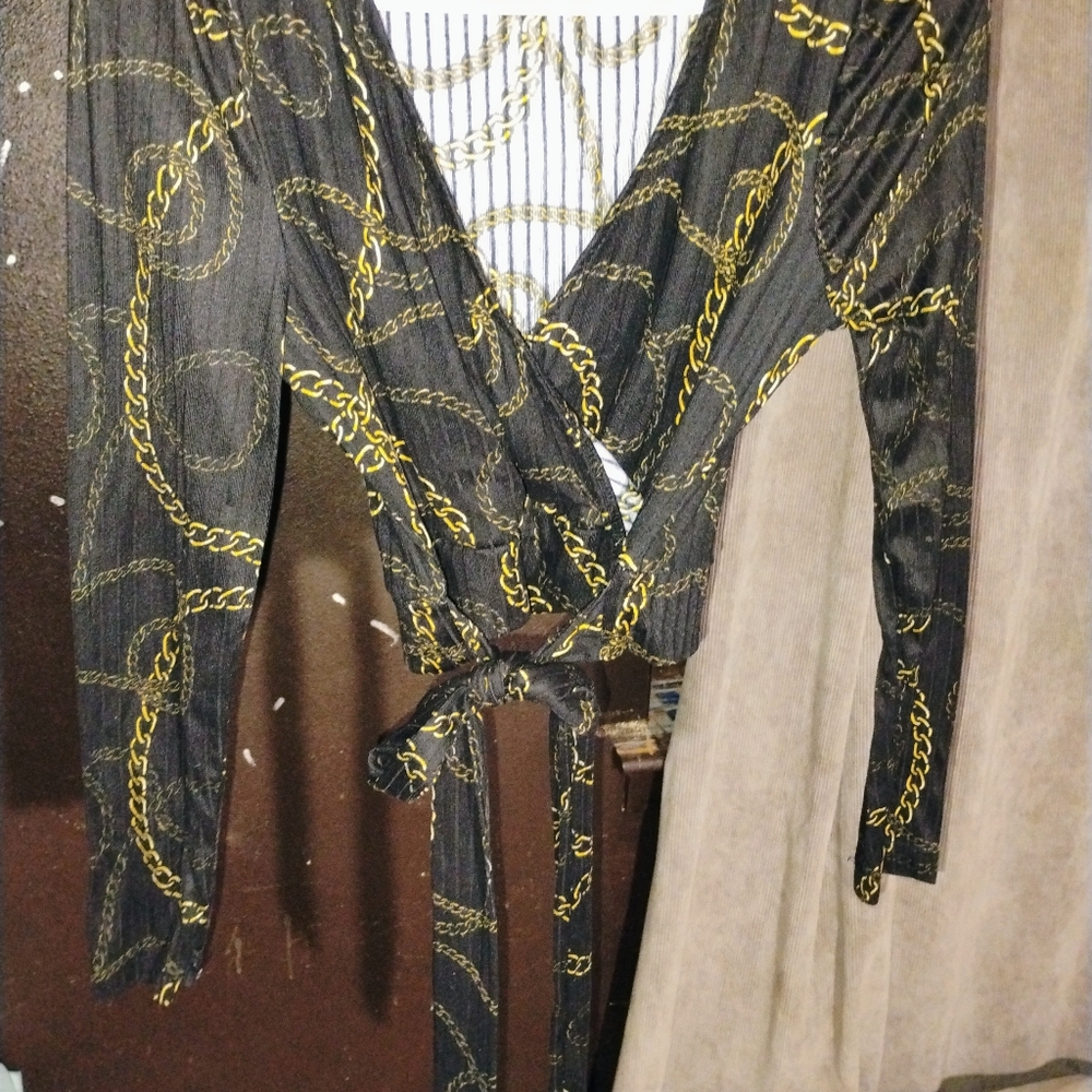 No Comment Ladies Black and Gold Chain Pattern Wrap Top(Size Medium)